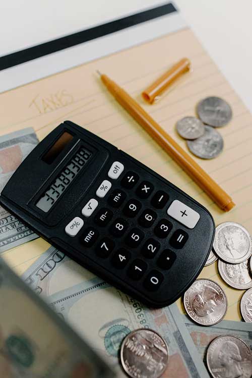 taxes-money-calculator Calculator with US cash for taxes
